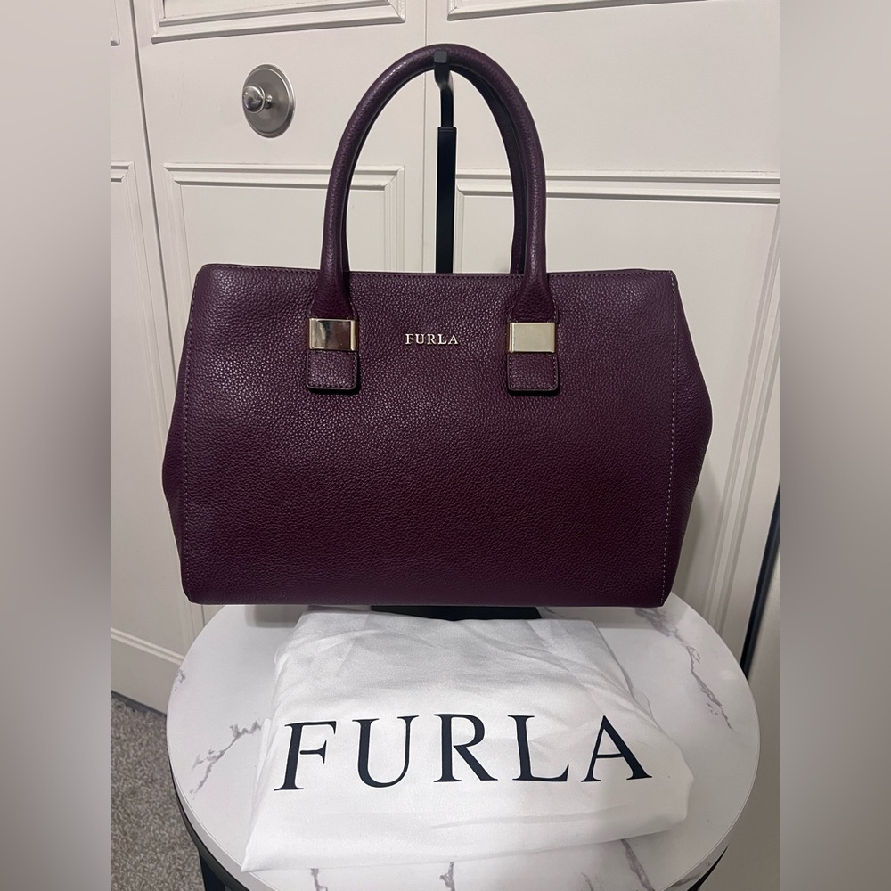SOLD‼️Holiday Sale!🎁 NWT- FURLA Maroon handbag with Sling in Pebble Leather❤️